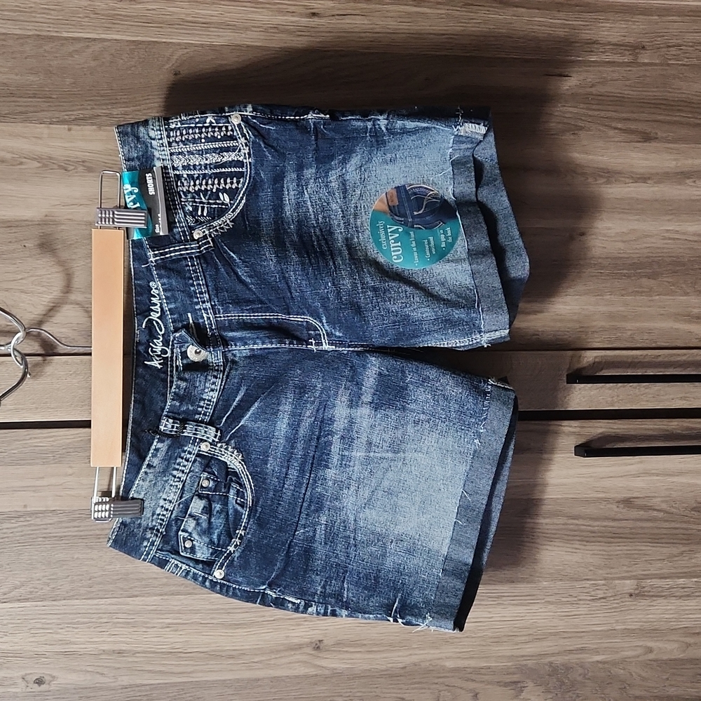 NWT Ariya Curvy Jean Shorts  women's  sz 13/14
